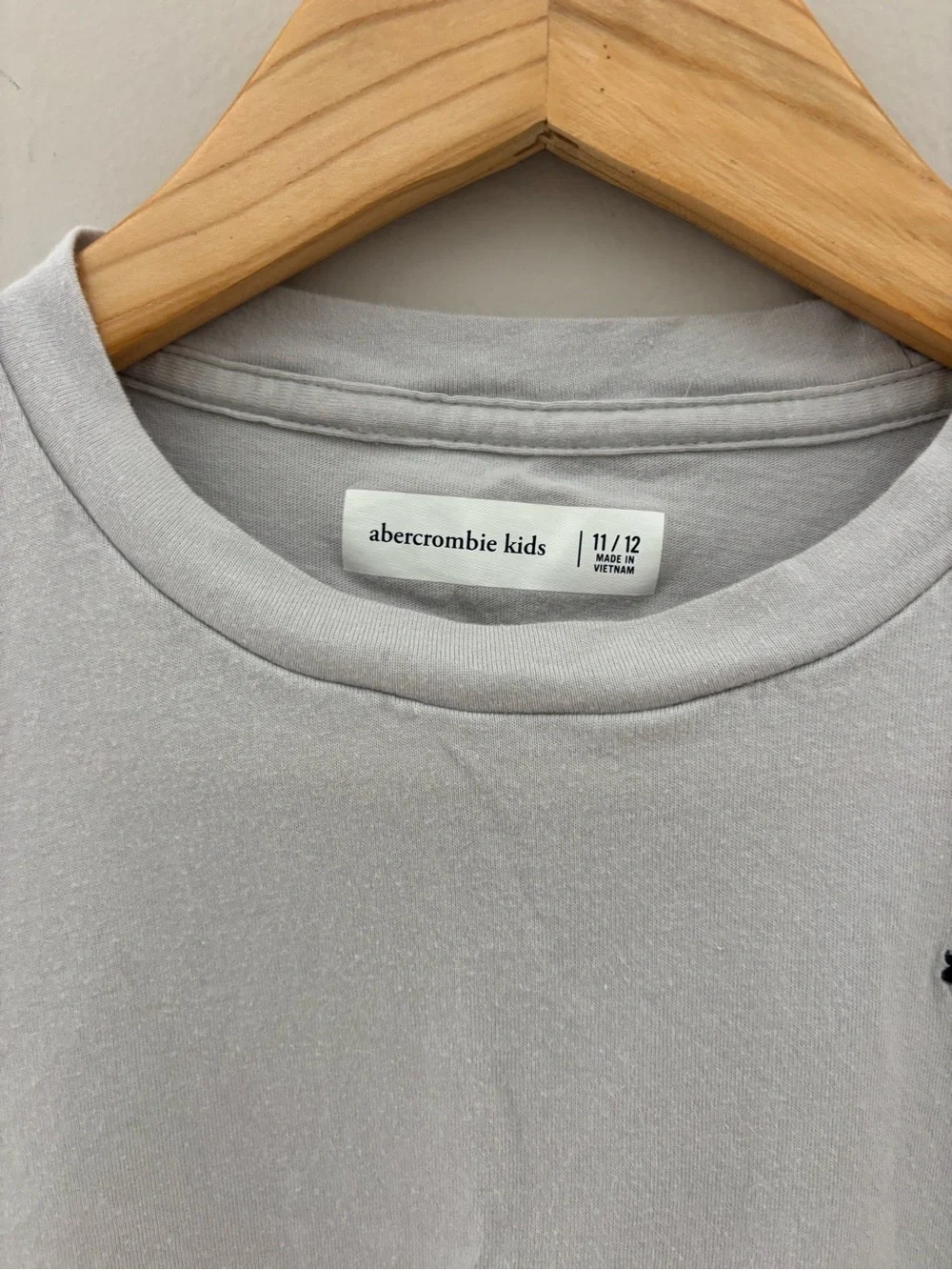 Abercrombie Kids Light Gray Logo Tee Shirt Size 11/12 Classic Crew Neck Top